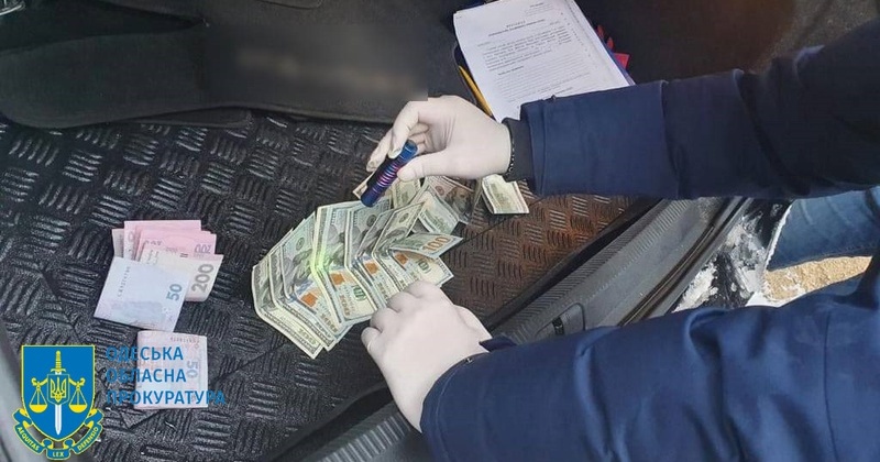 Прокурори спрямували в суд справу митника, якого підозрюють у систематичному хабарництві