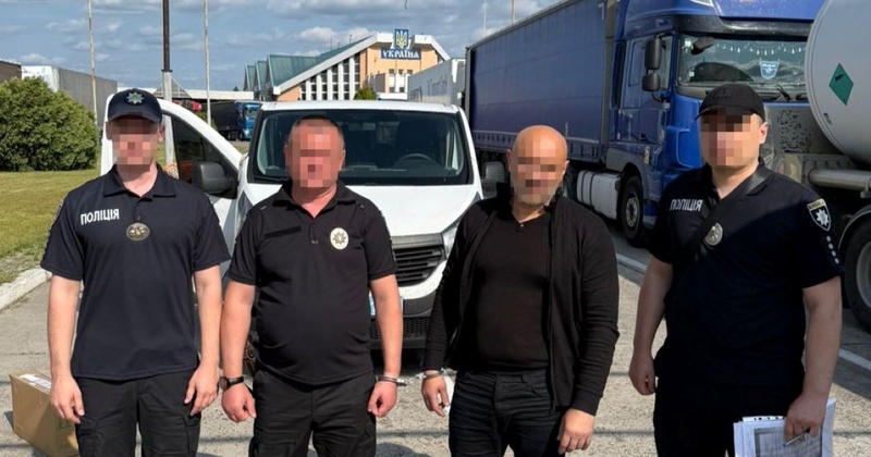 Через окупований Крим переправляли фальшиві долари: іноземців екстрадували до України