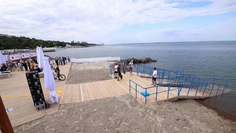 В Одесі інклюзивний пляж і сквер на Канатній передали комунальникам