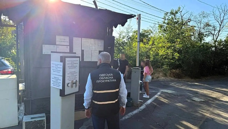 Суд арештував шлагбауми з одеських пляжів