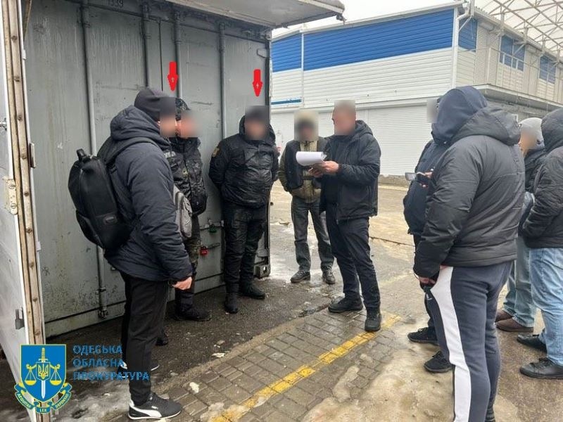 Щомісячні побори з підприємців ринку "7 кілометр": затримали одеських поліцейських