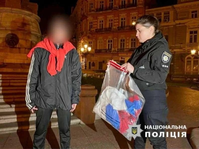 Одеситку відправили на примусове лікування після спроби повісити триколор на меморіалі захисникам України
