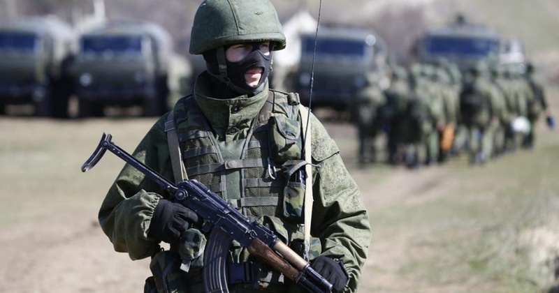 Окупаційні командири відібрали картки в солдатів рф, злякавшись дезертирства