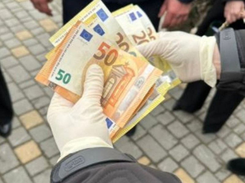 Чиновника Одеської митниці затримали на хабарі за ввезення в Україну незадекларованої готівки