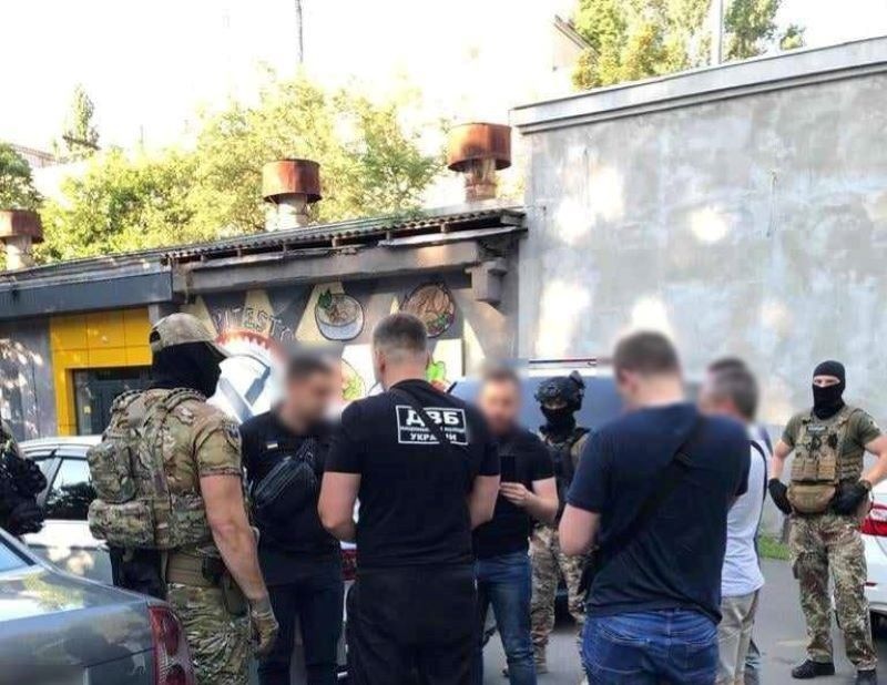 Підозра одеському поліцейському: хабар за дозвіл на зброю