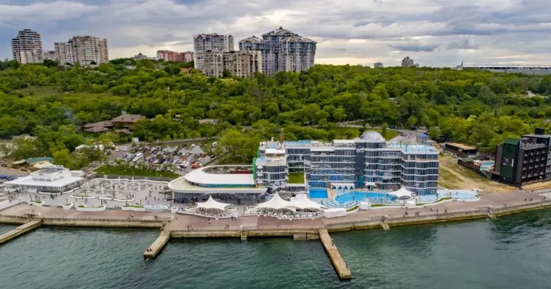 В Одесі керівник дельфінарію опинився під арештом за будівництво на Ланжероні