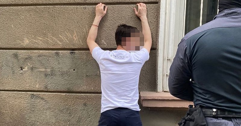 Наживався на неоформлених працівниках ресторану: інспектора Держпраці звинуватили в хабарництві