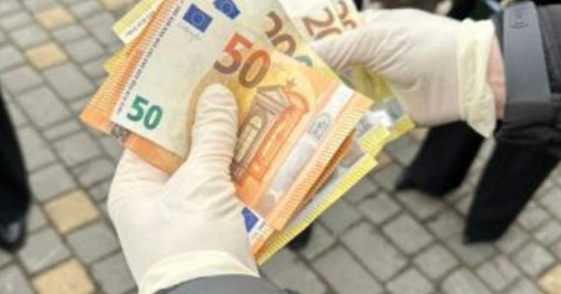 Чиновника Одеської митниці затримали на хабарі за ввезення в Україну незадекларованої готівки