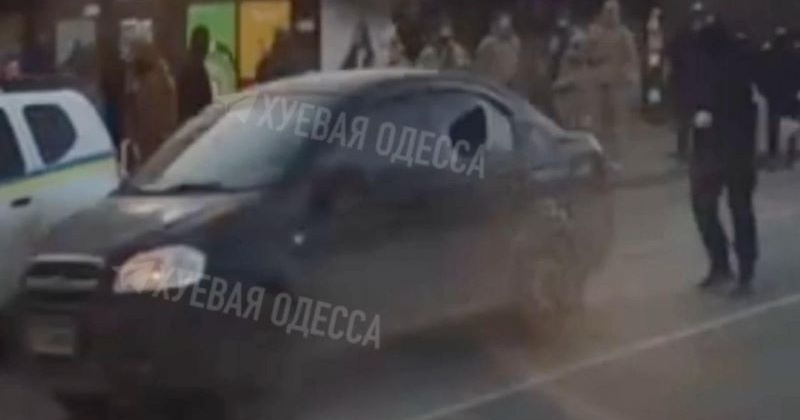 В Одесі на блокпосту водію вибили вікно в автомобілі: в ТЦК та поліції прокоментували конфлікт