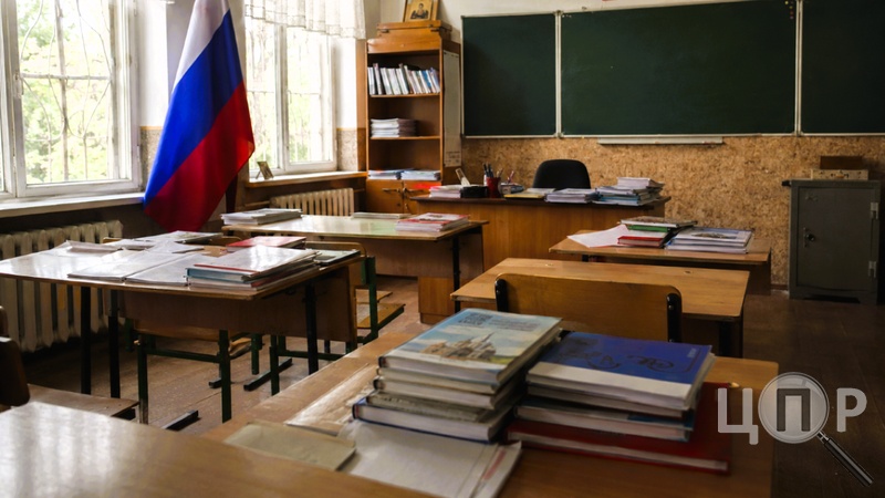 Символіка агресора та російські підручники: у Херсоні засудили директора окупаційного ліцею