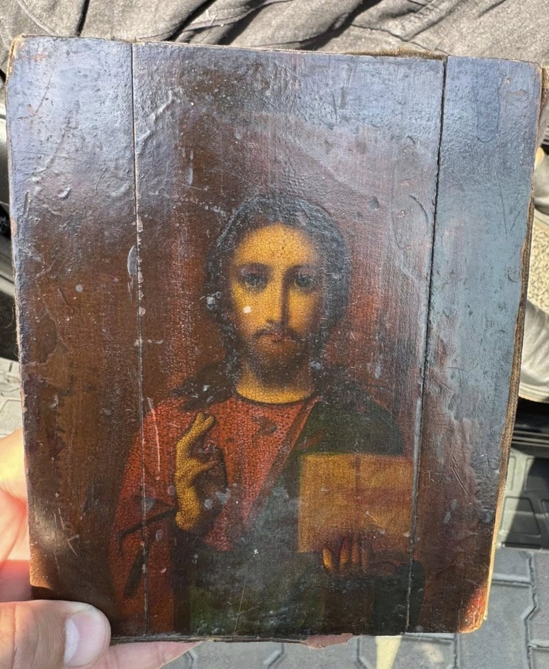 На кордоні з Румунією одеські митники затримали жінку, яка намагалась вивезти старовинну ікону