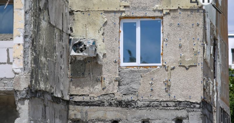 У зруйнованому ракетою будинку в Сергіївці відновили будівельні роботи після репортажу ЦПР