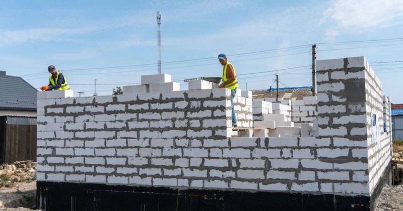 Тендер на відновлення житлових будинків на Херсонщині віддали фірмі зі зв'язками у владі